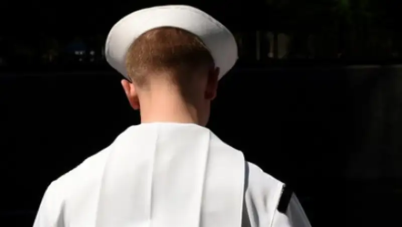 Пьяный американский моряк ввалился в дом японца и принял душ