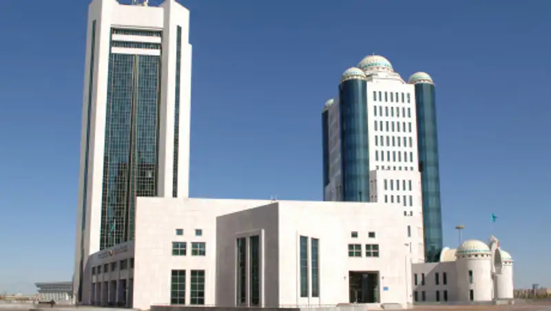 Прекращены полномочия депутатов Айтимовой и Бейсенбаева