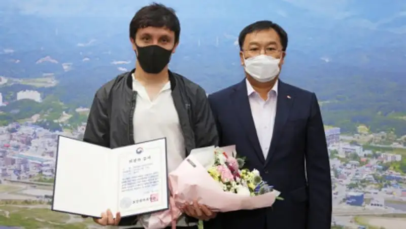 Спасшему 10 человек в Корее казахстанцу вручили награду