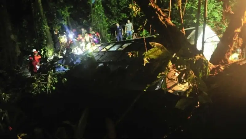 В Бразилии в пропасть упал пассажирский автобус