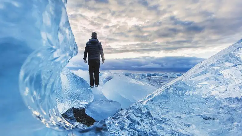 В Атырау 8-летний мальчик с риском для жизни спас двух тонущих детей