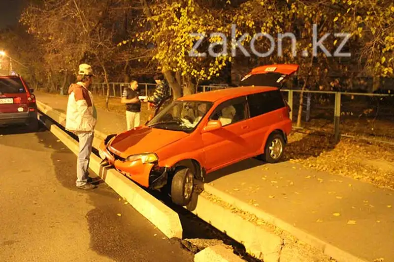 В Алматы в результате ДТП Хонда врезалась в дерево и «отскочила» в арык (фото), фото - Новости Zakon.kz от 06.11.2013 22:16