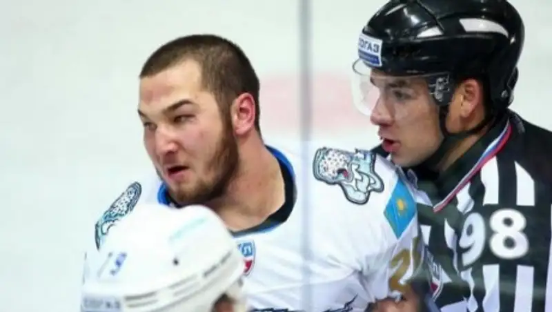 Рыспаев подрался с Перковичем в первом периоде матча "Барыс" - "Медвешчак"