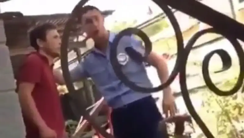 Полицейского привлекут к ответственности за конфликт с дебоширом