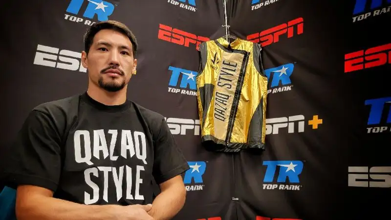 Жанибек Алимханулы прилетел в Лас-Вегас на бой за титул чемпиона мира