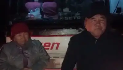 Автобус застрял на трассе в области Абай, метель, фото - Новости Zakon.kz от 28.11.2022 06:41