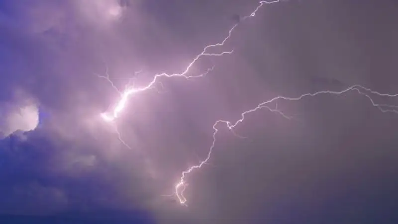 Молния попала в китайского телеведущего во время прямого эфира