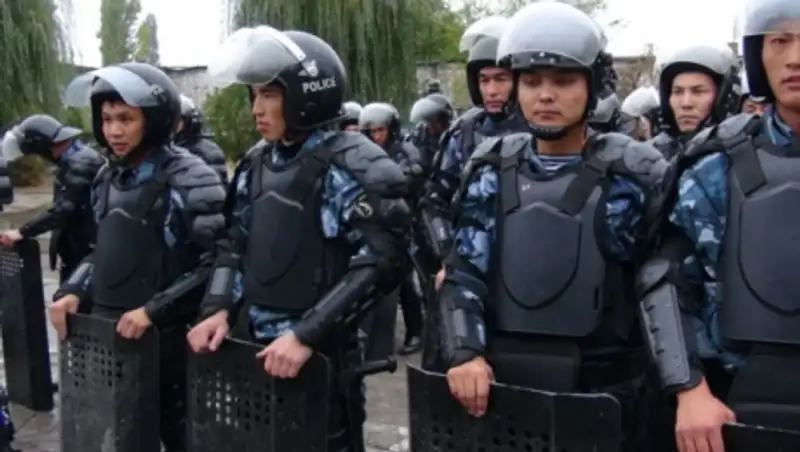 Спецназ проверяет территорию ботсада на окраине Бишкека в поисках сбежавших экстремистов