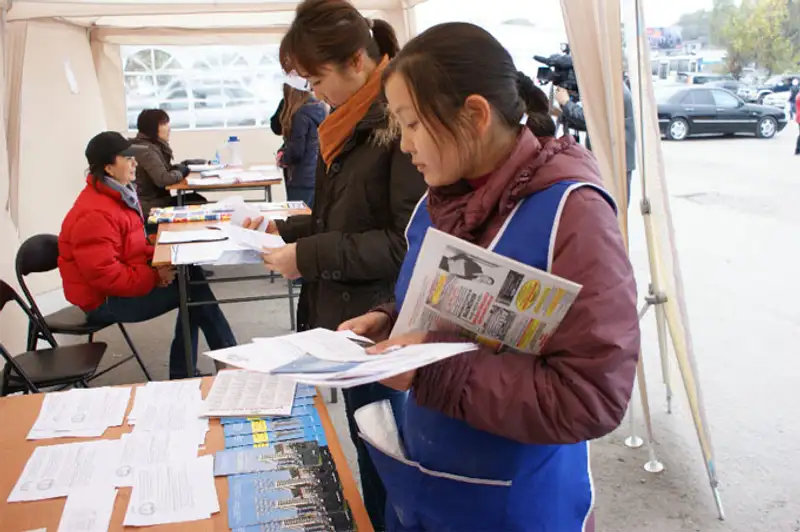 В районе центрального вещевого рынка Алматы провели ярмарку вакансий В районе центрального вещевого рынка Алматы провели ярмарку вакансий, фото - Новости Zakon.kz от 08.11.2013 21:03