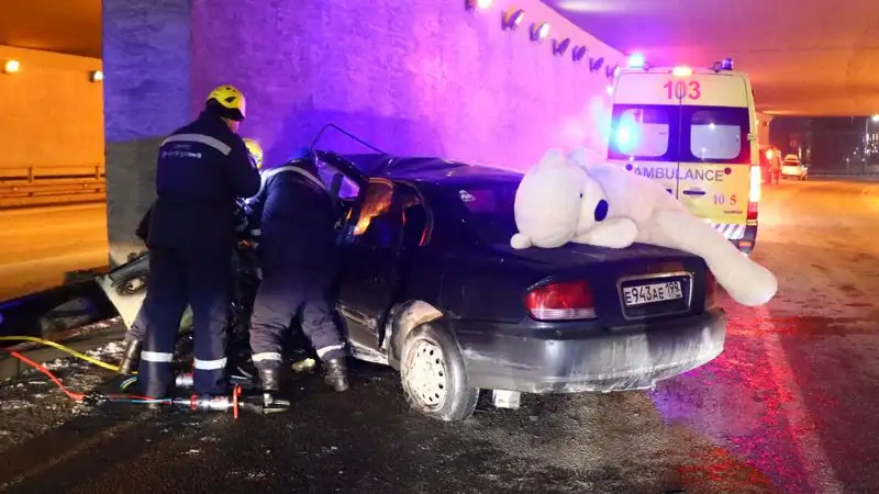 В Алматы водитель Hyundai Sonata налетел на отбойник и врезался в стену тоннеля на пр.Аль-Фараби, фото - Новости Zakon.kz от 12.12.2022 06:19