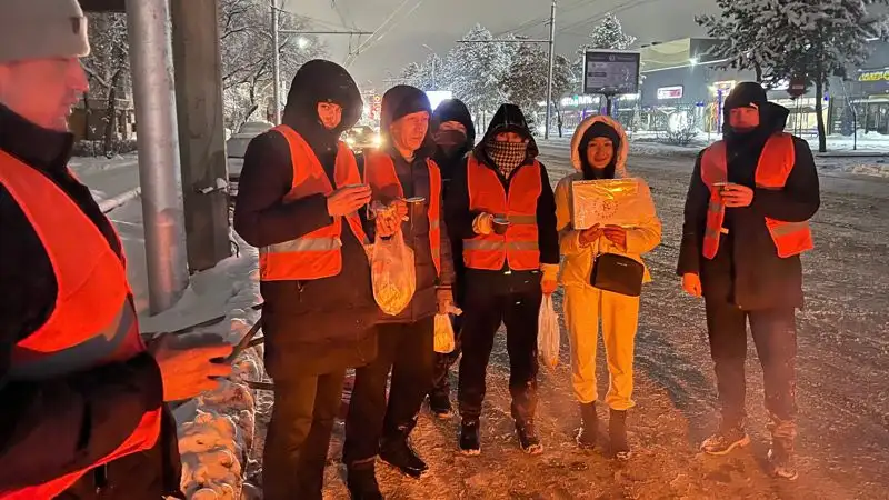 акция от волонтеров клуба добряков, фото - Новости Zakon.kz от 13.01.2023 14:31