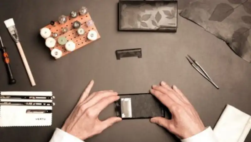 Vertu выпустила новый смартфон из кожи