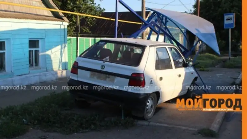 Машина протаранила остановку в Уральске