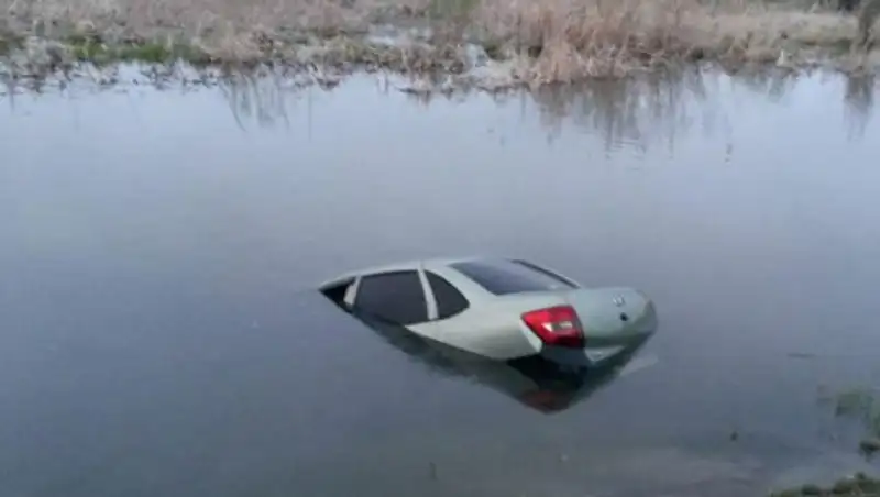 Автомобиль с телами двух мужчин найден в водоеме в Восточном Казахстане
