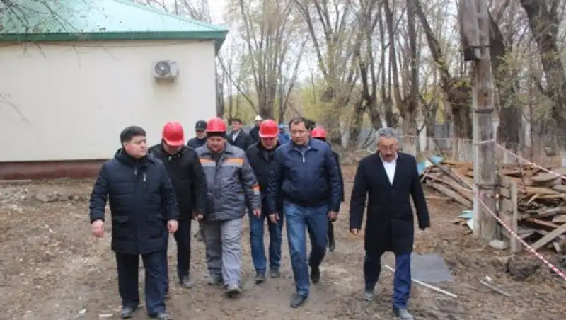 Ногаев проинспектировал строительство новых зданий в Атырау