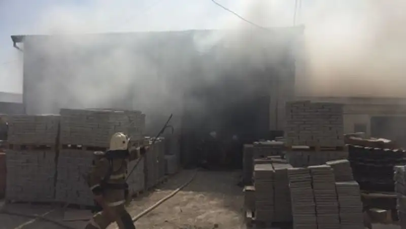 В Атырау загорелись складские помещения строительного супермаркета