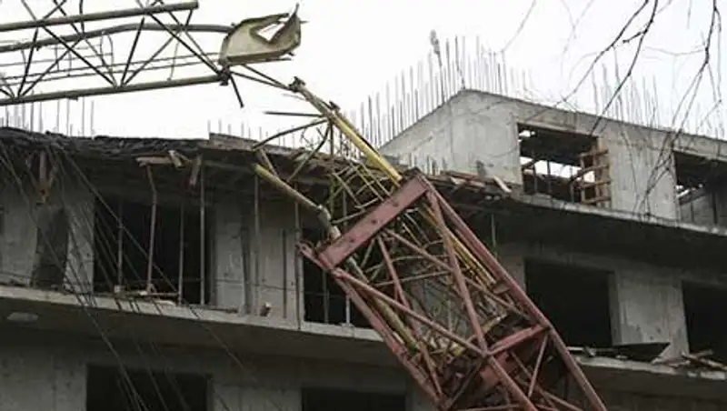 Башенный кран упал в Алматы, пострадал крановщик