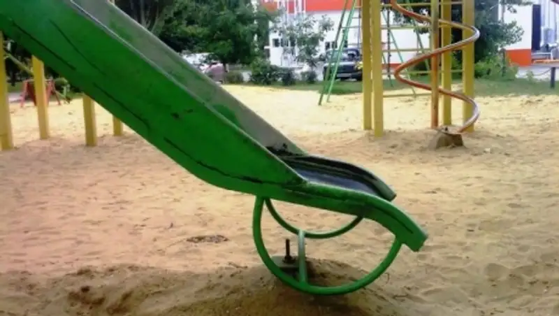 В Шахтинске четырёхлетний мальчик, спускаясь с детской горки, лишился пальца