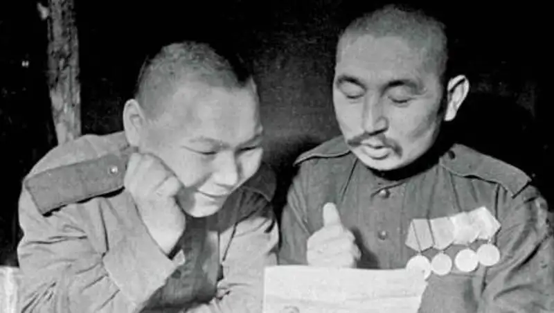 Внуки боевых товарищей-фронтовиков с известного фото встретились в Нур-Султане