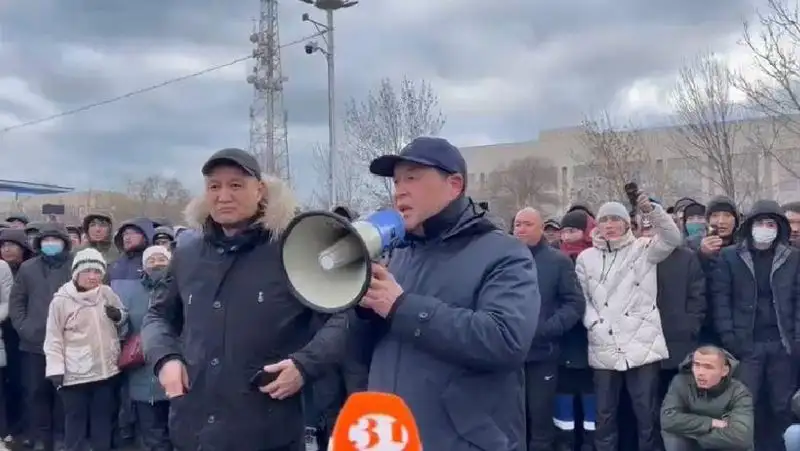 Депутаты Мажилиса встретились с протестующими жителями Актау