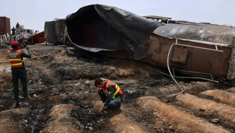 СМИ: число жертв возгорания цистерны с топливом в Пакистане превысило 150 человек