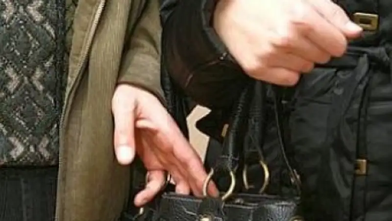  У жительницы Жанаозена украли полмиллиона тенге в магазине