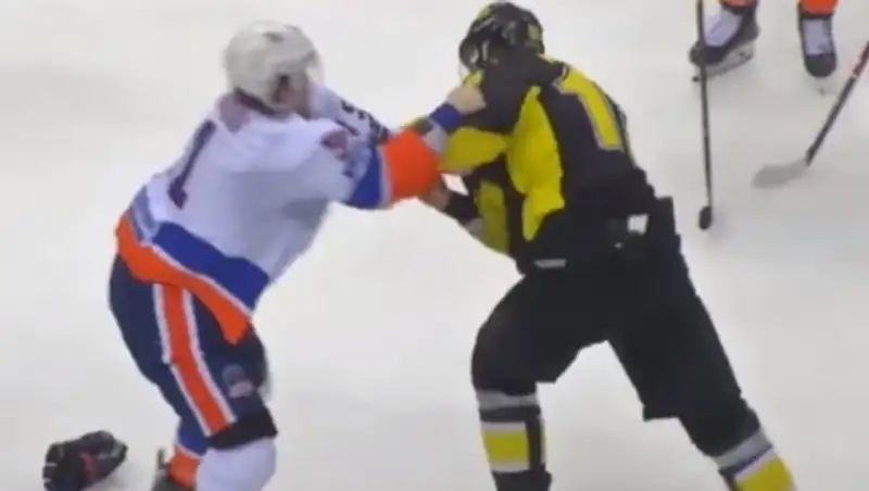 Опубликовано видео мощной драки "Сарыарки" в победном матче