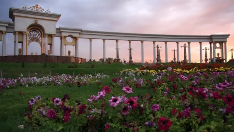 Алматы начали украшать цветочными коврами и конструкциями