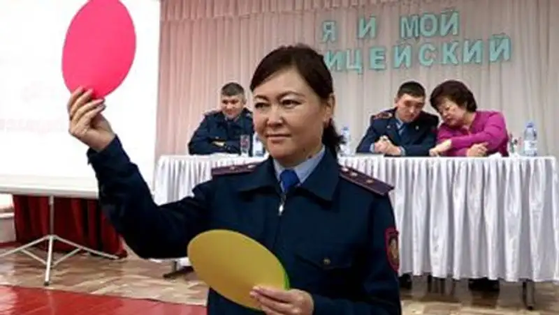 Шымкентские полицейские проводят уроки в школах