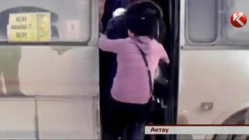 Кондуктор из Актау прославилась тем, что виртуозно запихивает людей в автобус