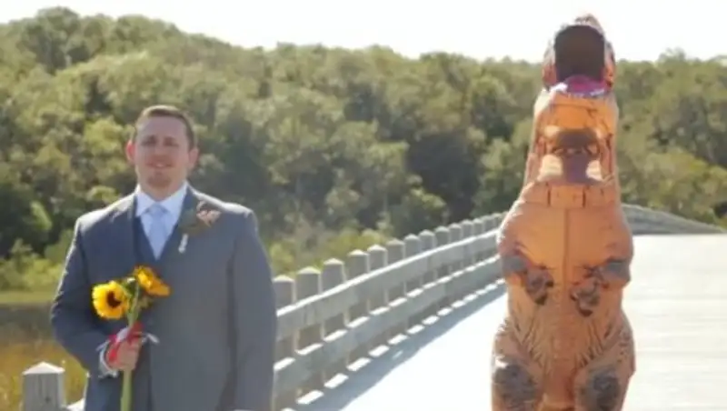 В США невеста пришла на свадьбу в костюме тираннозавра