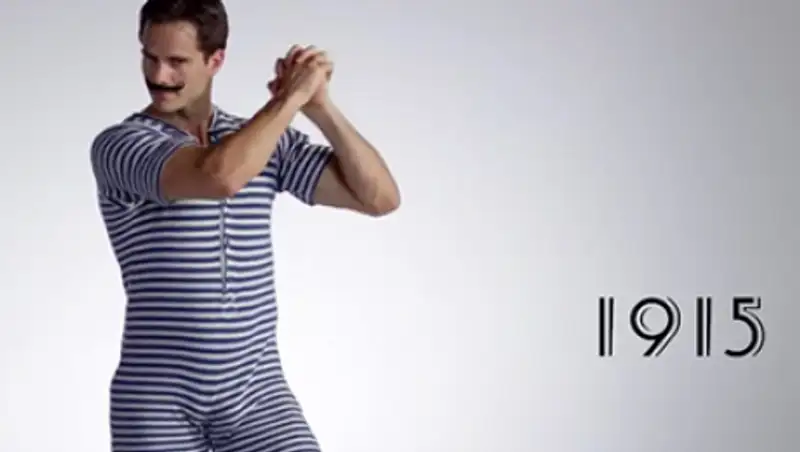 Эволюцию мужского плавательного костюма уместили в трехминутный ролик