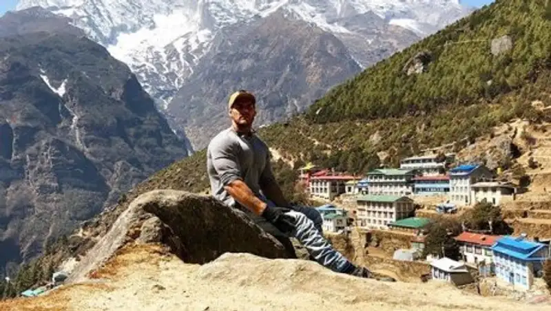 Инвалид на руках вскарабкался на Эверест