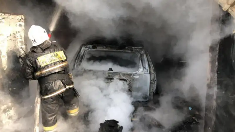 Cadillac Escalade сгорел в СТО в Алматы