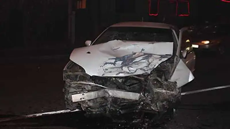 Водитель Ниссана решил «срезать дорогу» и врезался во встречную машину в Алматы (фото)