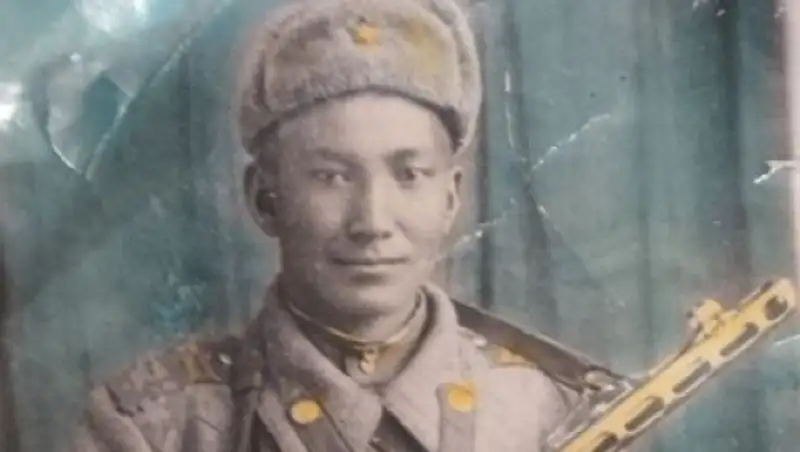 О бойце Абатове Саги «Армейская газета» писала, что он несет в массы большевистское слово