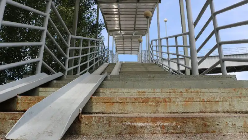 Аким Алматы рассказал, когда жители с инвалидностью смогут пользоваться надземными переходами