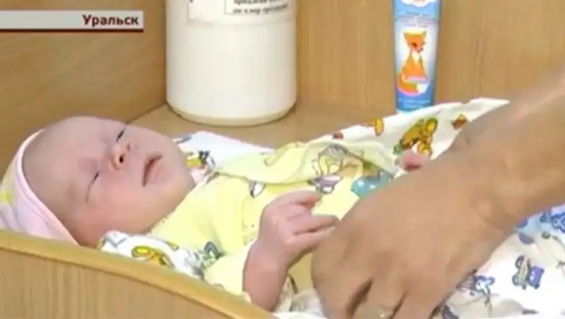 Мать, которая выбросила новорожденного сына за гаражи, во всем призналась