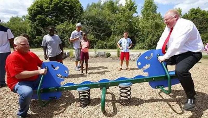 Мэр Торонто открыл детскую площадку, покатавшись на качелях