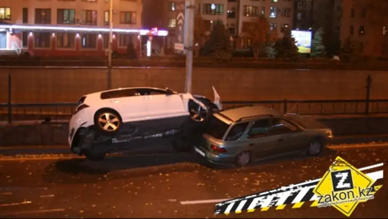 В результате ДТП автомобиль "залез" на машину и бетонное ограждение