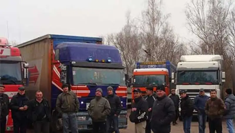 Десятки казахстанских дальнобойщиков застряли на российско-украинской границе