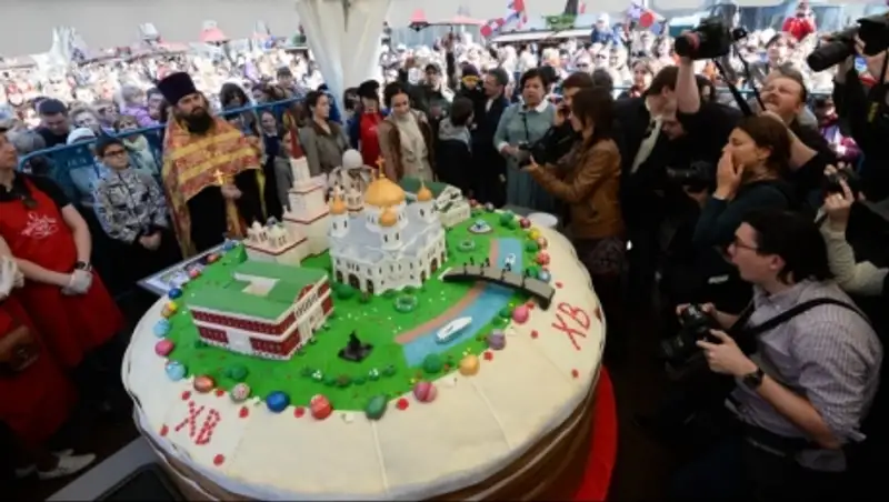 Самый большой в мире кулич съели 10 тысяч москвичей