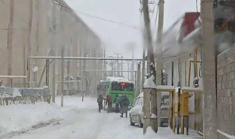 автобус на дороге , фото - Новости Zakon.kz от 10.01.2023 15:56