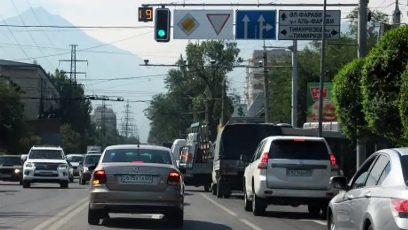 Назарбаев подписал поправки по вопросам дорожного движения