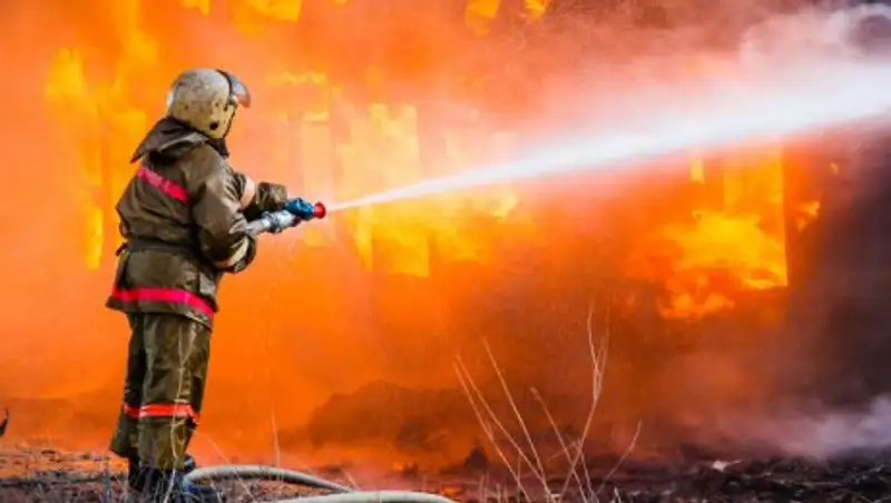 В Алматы из горящего дома эвакуировали 35 человек