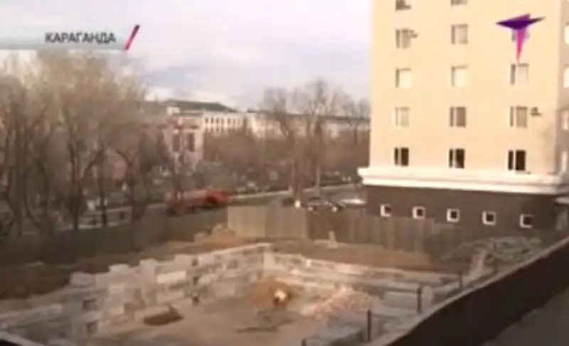 Строительство в центре Караганды продолжается, несмотря на определение суда, фото - Новости Zakon.kz от 13.11.2013 18:30