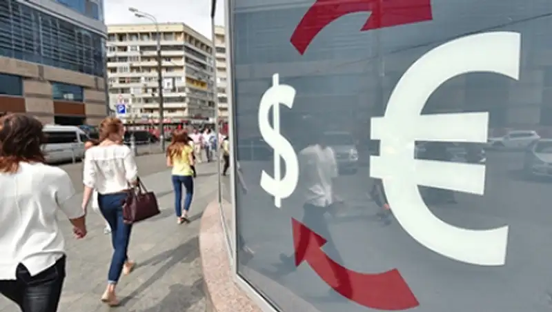 Курс доллара упал ниже 65 рублей