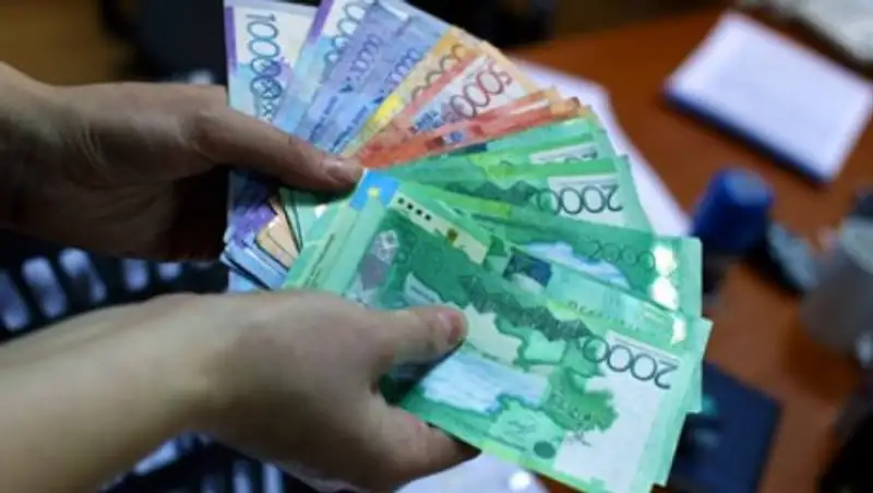 Зарплата в Казахстане: врач получает 65 тысяч, лашмейкер - 600 тысяч