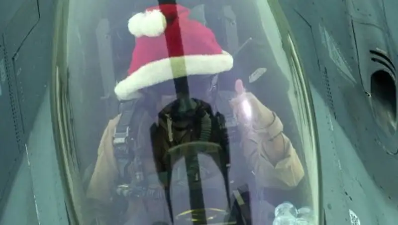 Пилоты ВВС США летают над Ираком в шапках Санта-Клауса