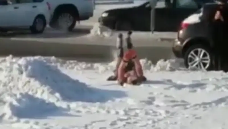 Пользователи соцсети удивились купающейся в снегу женщине